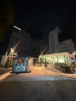 表参道に輝く銀の流星！都市型イベントでR36のエアストリーム（キャラベル17Feet）を展示！